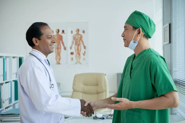 Saluto del chirurgo Medico Capo — Foto Stock