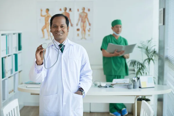 Zkušený doktor Držení stetoskopu — Stock fotografie