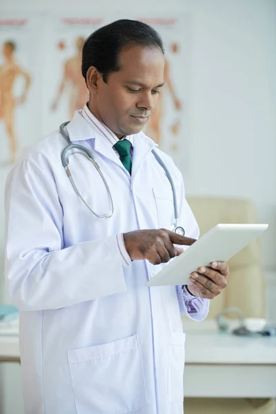 Médico Confiante Anamnese de Leitura — Fotografia de Stock