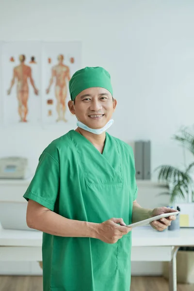 Medico sorridente in Scrubs — Foto Stock