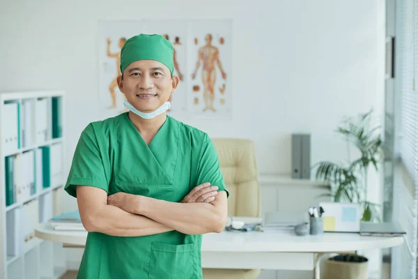 Cirujano con experiencia sonriente —  Fotos de Stock