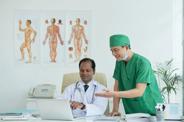 Médicos discutiendo historia clínica — Foto de Stock