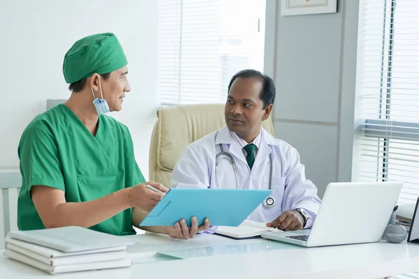 Kardiologe zeigt Patienten Kardiogramm — Stockfoto