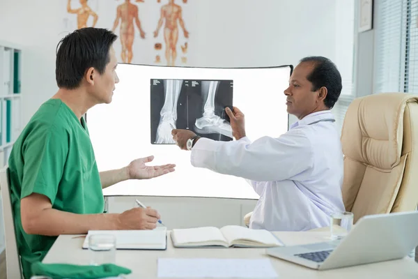 Allvarlig läkare diskuterar tumör — Stockfoto