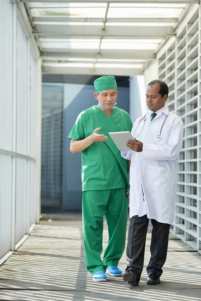 Médecin et infirmière médicale parlant — Photo