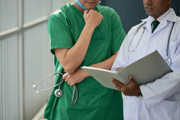 Médicos discutindo história médica — Fotografia de Stock