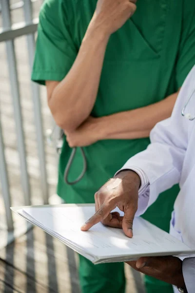 Trabajadores mediales señalando el formulario — Foto de Stock