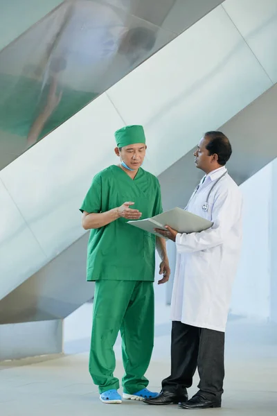 Physician and Surgeon Discussing Medical History — Stock Photo, Image