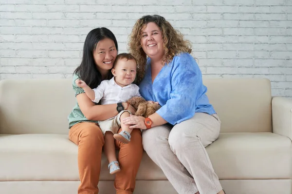 LGBT-Familie mit Baby Boy — Stockfoto