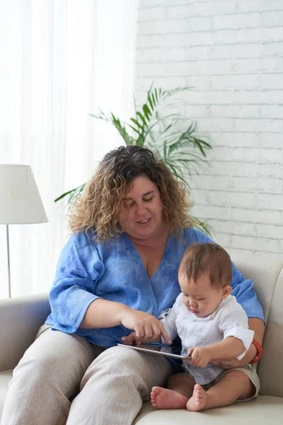 Madre e hijo usando la aplicación en la tableta —  Fotos de Stock