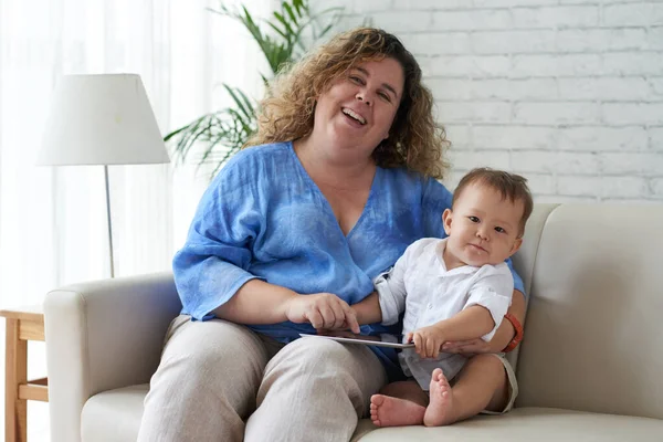 Fröhliche Mutter und Sohn — Stockfoto