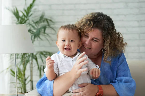 Liebevolle Frau umarmt Sohn — Stockfoto