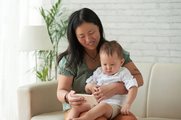 Madre e figlio guardando cartone animato — Foto Stock