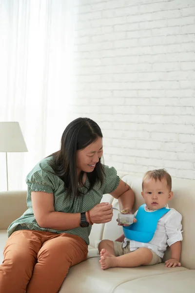 Mutter füttert Baby — Stockfoto