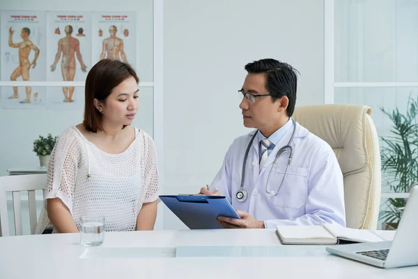 Médico escuchando las quejas del paciente — Foto de Stock