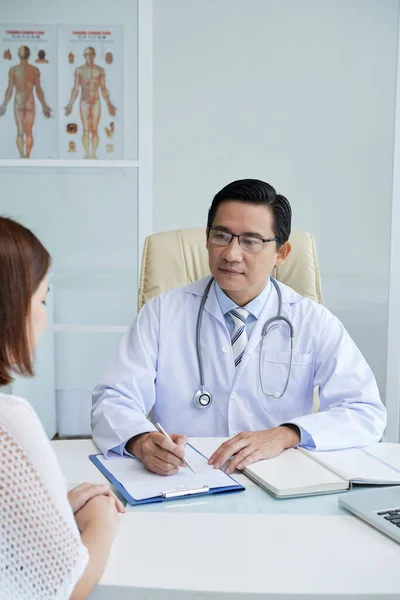 Médico escuchando a la paciente femenina — Foto de Stock