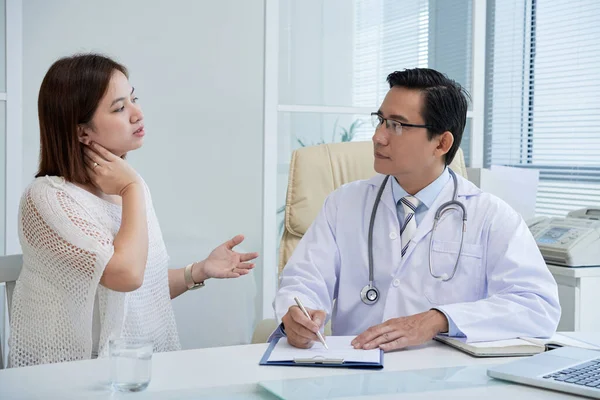 Mujer quejándose del dolor de cuello — Foto de Stock