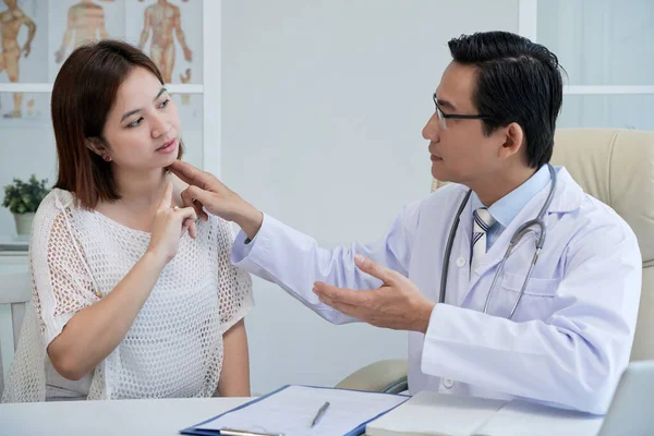 Frau leidet unter chronischen Schmerzen — Stockfoto