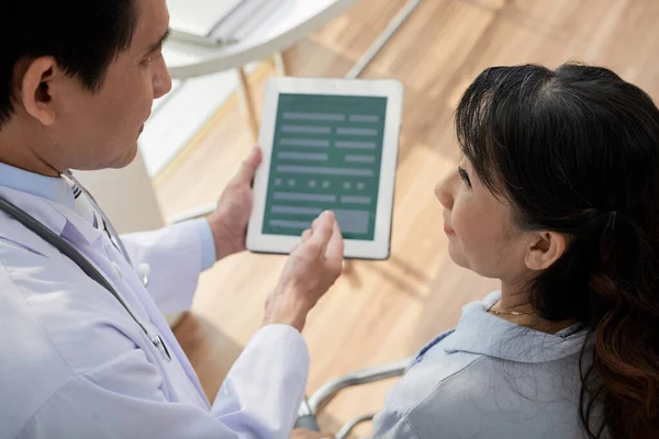 Senior Patient füllt persönliche Daten aus — Stockfoto