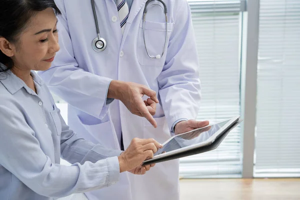 Digitally Signing Medical Document — Stock Photo, Image