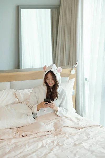 Текстовая женщина отдыхает в постели — стоковое фото
