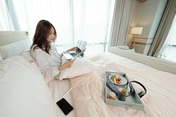 Mujer estudiando en la cama —  Fotos de Stock