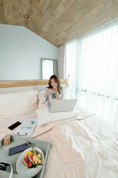 Businesswoman Eating Breakfast in Bed — Stock Photo, Image