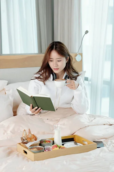 Pretty Woman Reading in Bed — Stock fotografie