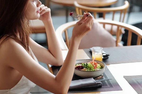 Mulher Pensiva Comendo Salada — Fotografia de Stock