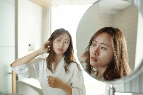 Woman Getting Ready in Bathroom — Stock Photo, Image