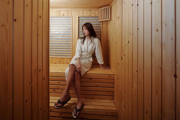 Young Woman Relaxing in Sauna — Stock Photo, Image