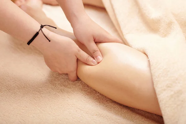 Massage relaxant des jambes — Photo