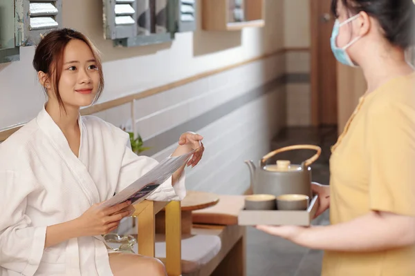 Young Woman in Spa Salon — Stock Photo, Image