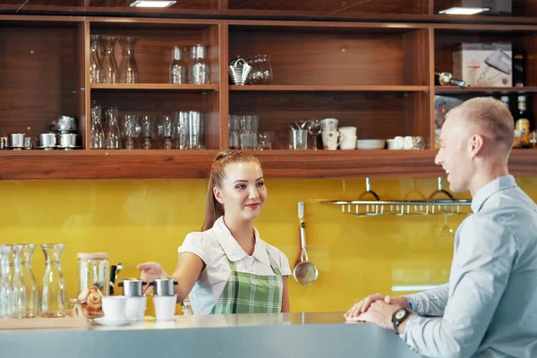 Hotel Restaurant Worker Segítő Ügyfél — Stock Fotó