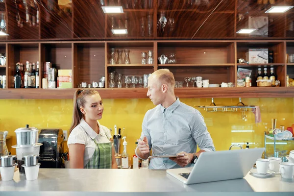 Coffeeshop Manager Falando com Barista — Fotografia de Stock