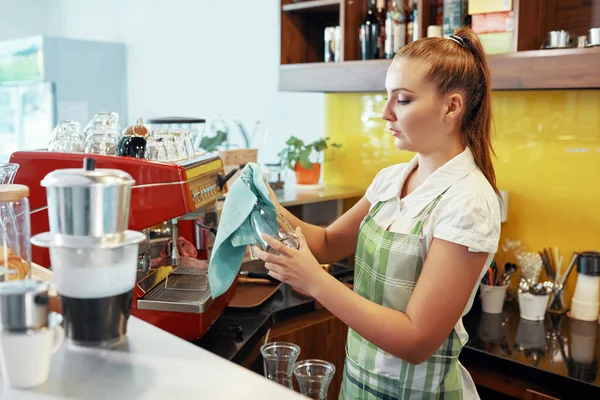 Barista limpando vasos de vidro — Fotografia de Stock