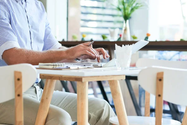 Homme travaillant sur ordinateur portable à Cafe — Photo