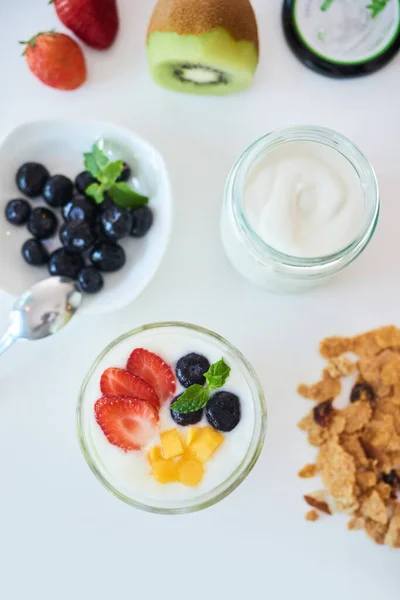 Yogur no lácteo con bayas frescas — Foto de Stock