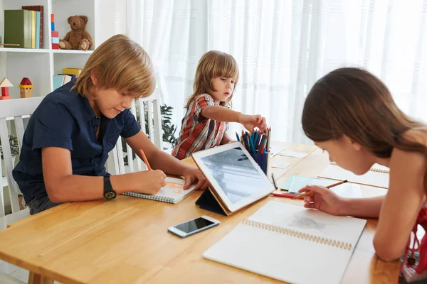 Niños dibujando juntos — Foto de Stock