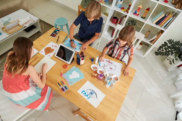 Hermanos y hermana dibujando juntos — Foto de Stock