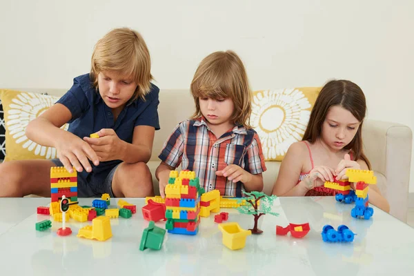 Crianças brincando com blocos de brinquedo — Fotografia de Stock