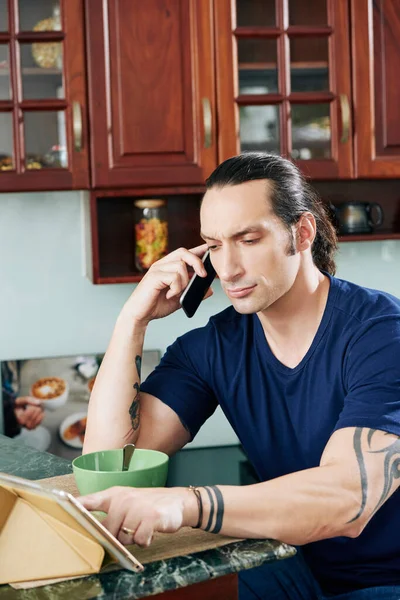 Frowning Man Parlare al telefono — Foto Stock