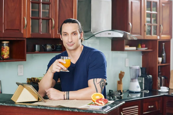 Homem bonito com glass de suco — Fotografia de Stock