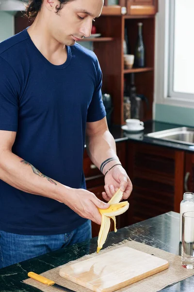 Fit Man Making Smoothie de proteínas — Foto de Stock