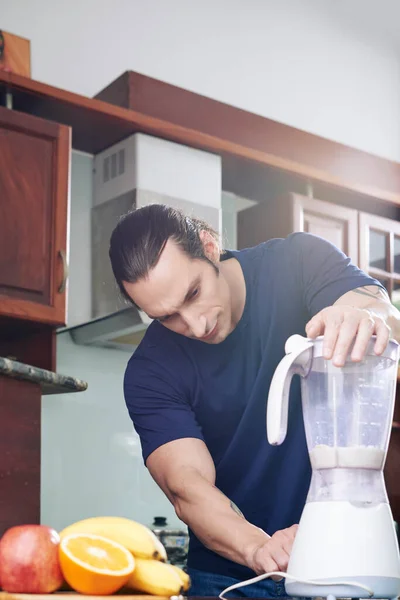 Fit Man Making Banana Smoothie — Stock Photo, Image