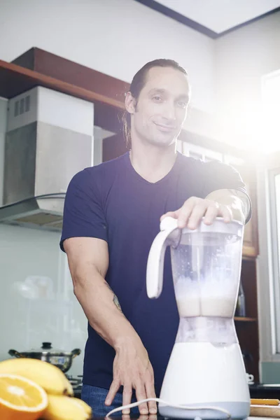 Homem Sorrindo Fazendo Cocktail Proteína — Fotografia de Stock