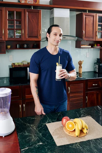 Ajuste hombre con vaso de coctel de proteína — Foto de Stock