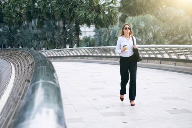 Kahve İçen İş Kadını