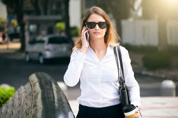 Grave donna d'affari che chiama al telefono — Foto Stock