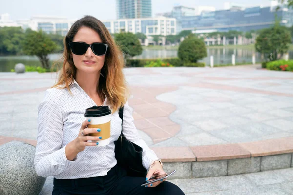 Elegante negocio señora bebiendo café —  Fotos de Stock